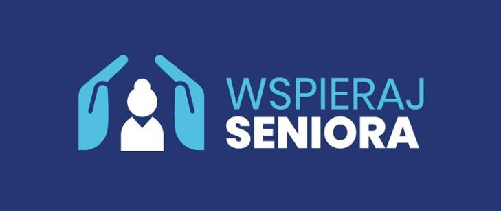 Niebieskie prostokątne logo, na nim z lewej strony ikonografika przedstawiająca dwie dłonie okrywające osobę starszą. Obok z prawej strony napis "wspieraj seniora".