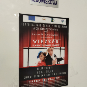 Plakat informacyjny Projektu na drzwiach sali widowiskowej Gminnego Ośrodka Kultury w Śliwicach