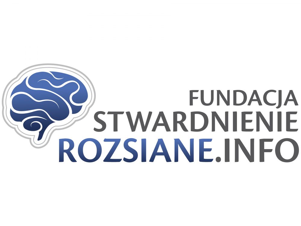 na białym tle szary i niebieski napis o treści Fundacja StwardnienieRozsiane.info Po lewej stronie grafiki miniaturka w kolorze biało-niebieskim przedstawiająca mózg 